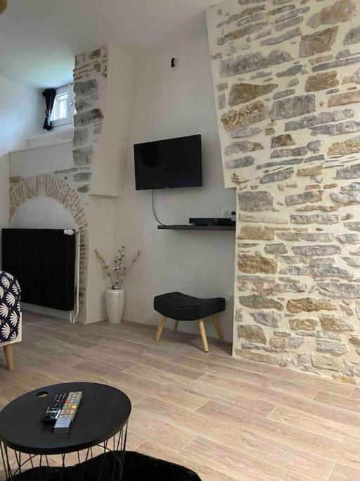 Charmant Studio Idealement Place Et Paisible ! Олорон-Сен-Мари Екстериор снимка